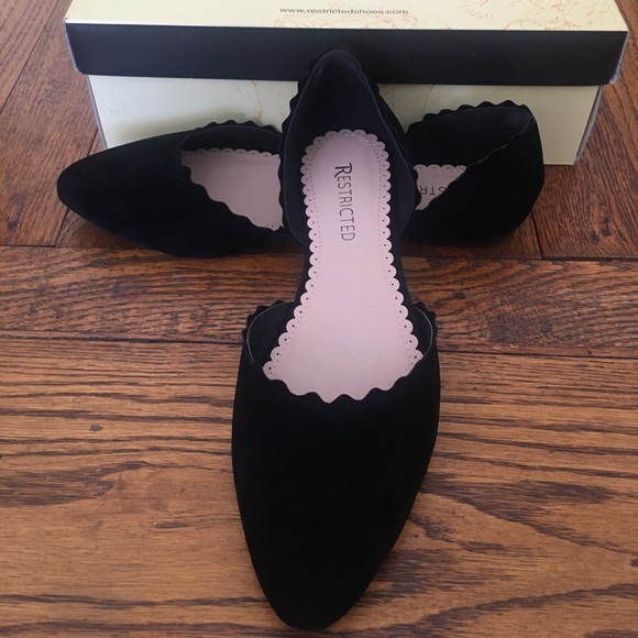 Black flats with pretty scallop edges - Picture 1 of 3